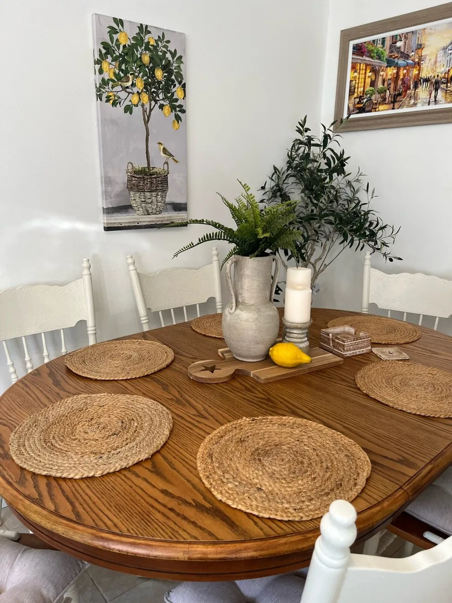 Extendable table and six chairs - Image 1
