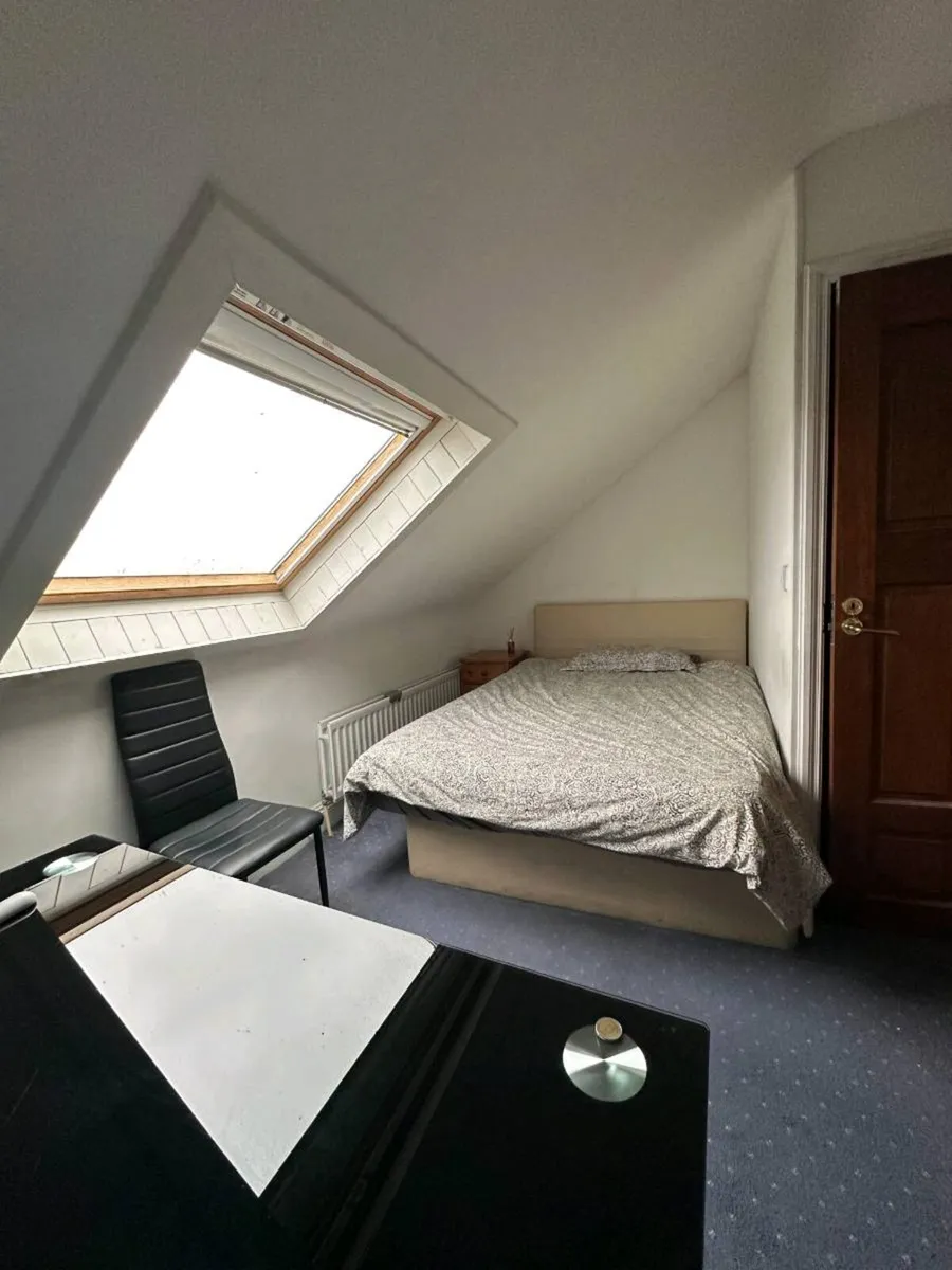 Double bedrooms for rent in House Dublin 18 - Image 2
