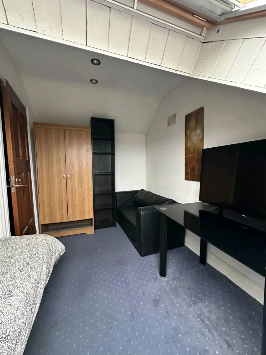 Double bedrooms for rent in House Dublin 18 - Image 3