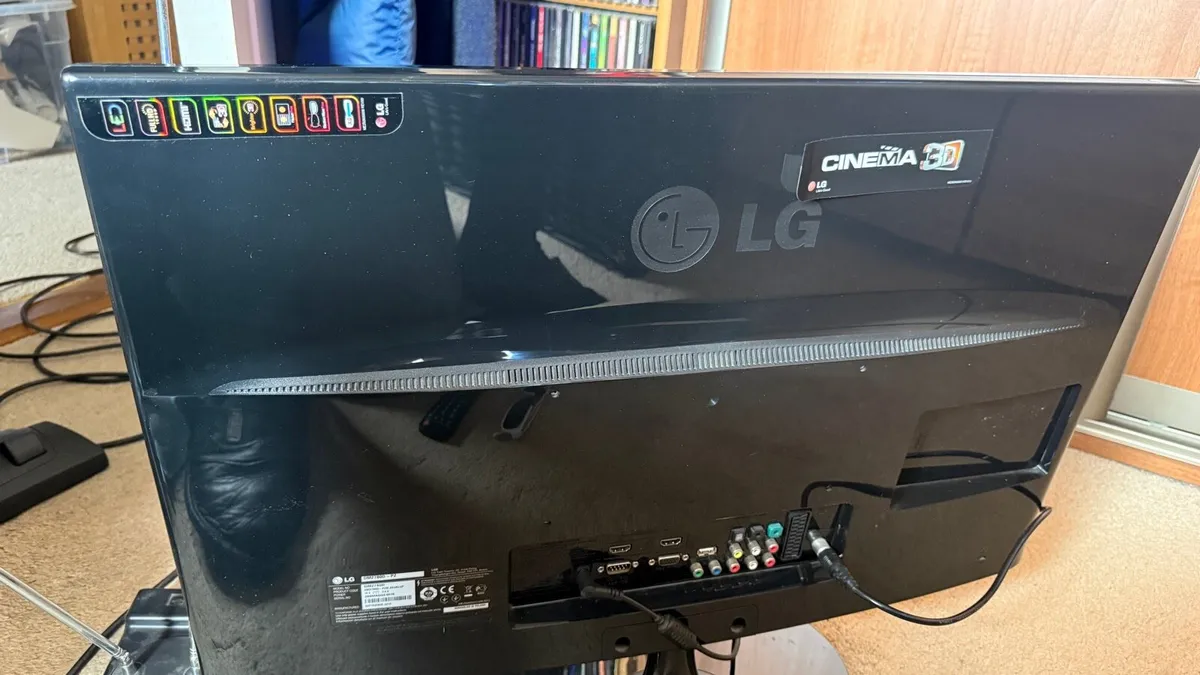 LG TV / Monitor 3D with 3d glasses , 27” - Image 3