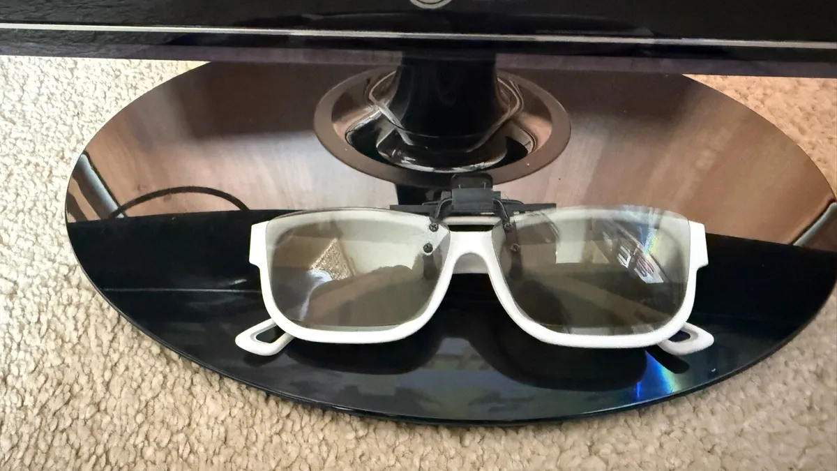 LG TV / Monitor 3D with 3d glasses , 27” - Image 4