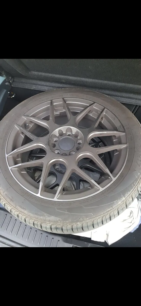 17 inch Jr 18 rims wrapped in brand new tyres - Image 1