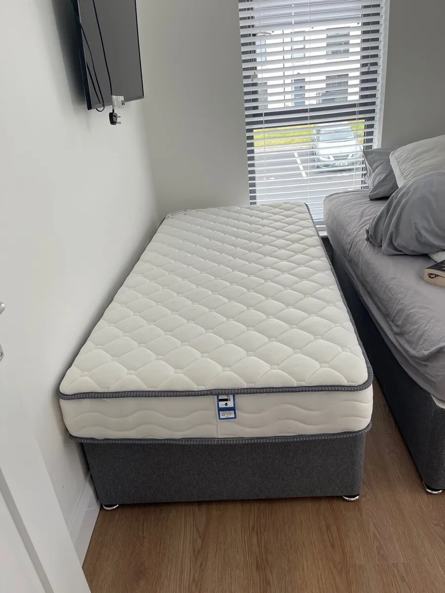 Single bed - Image 1