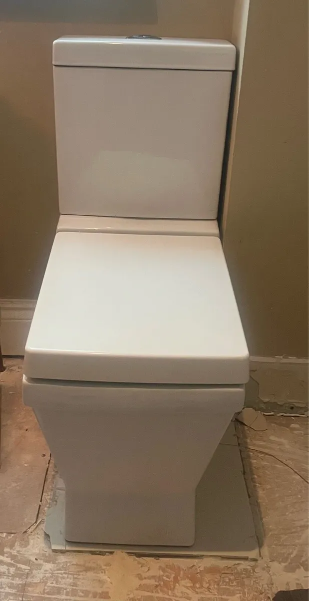 Toilet , sink & tap - Image 1