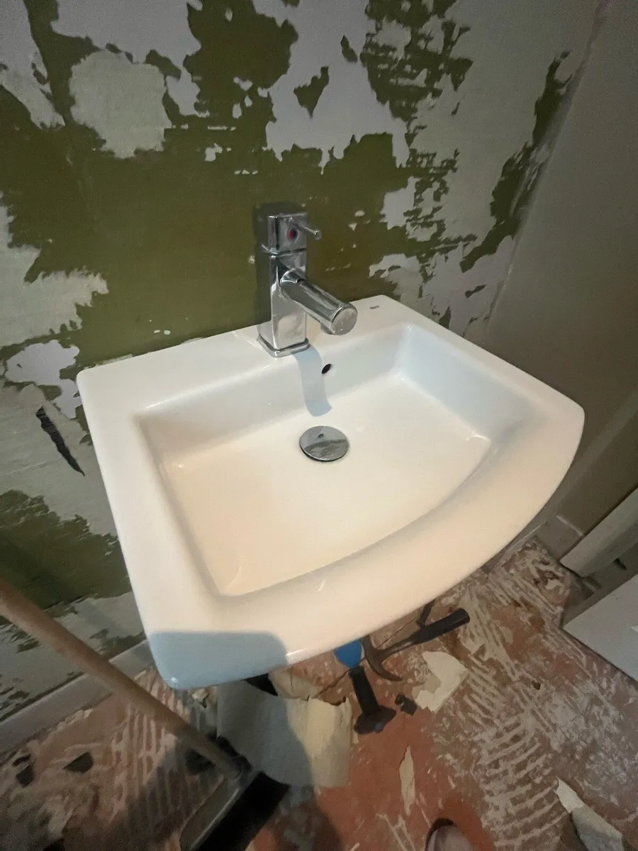 Toilet , sink & tap - Image 3