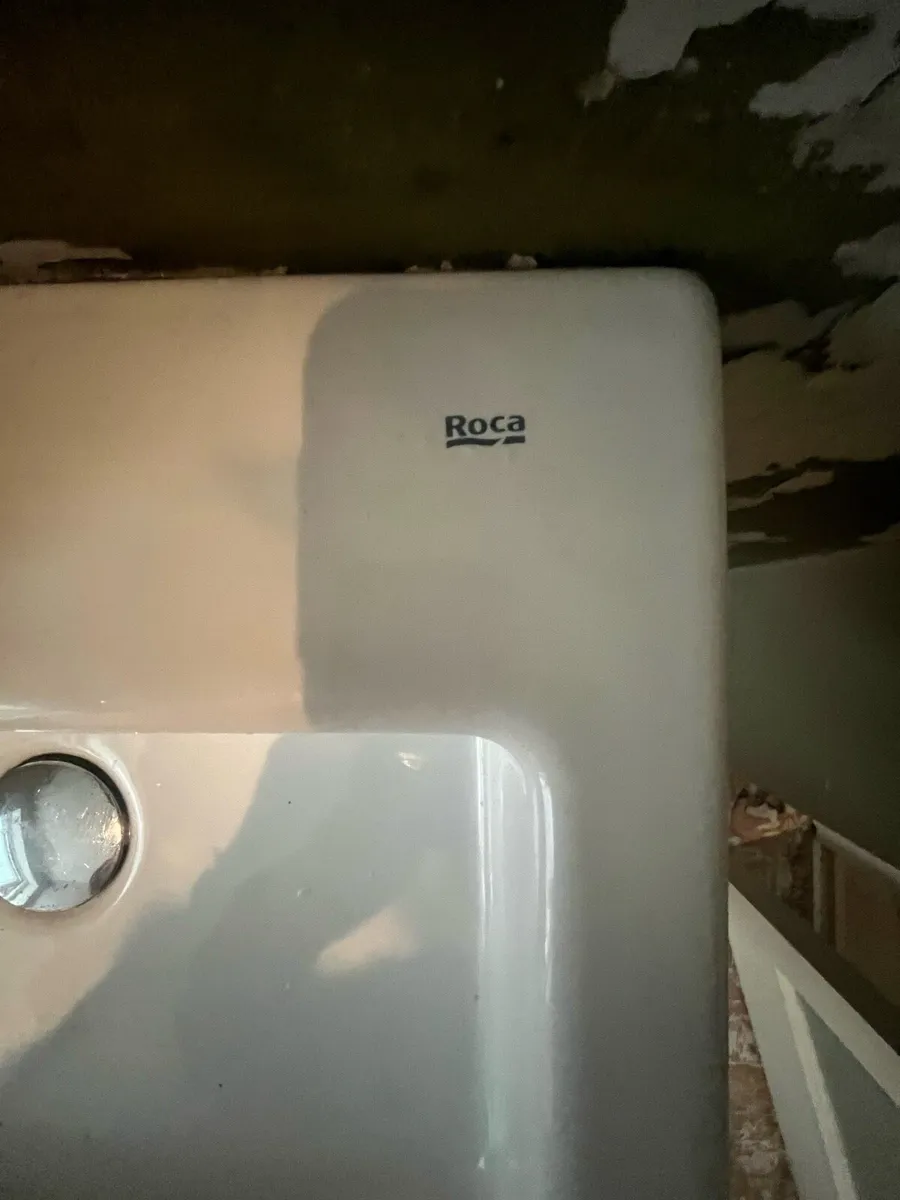 Toilet , sink & tap - Image 4