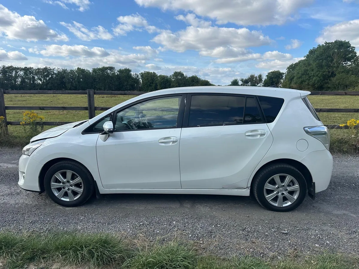 Toyota Corolla Verso 2015 7 Seats - Image 2