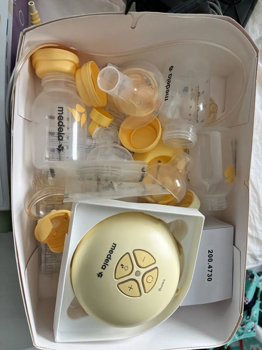 medela swing pump and feed set - Image 1