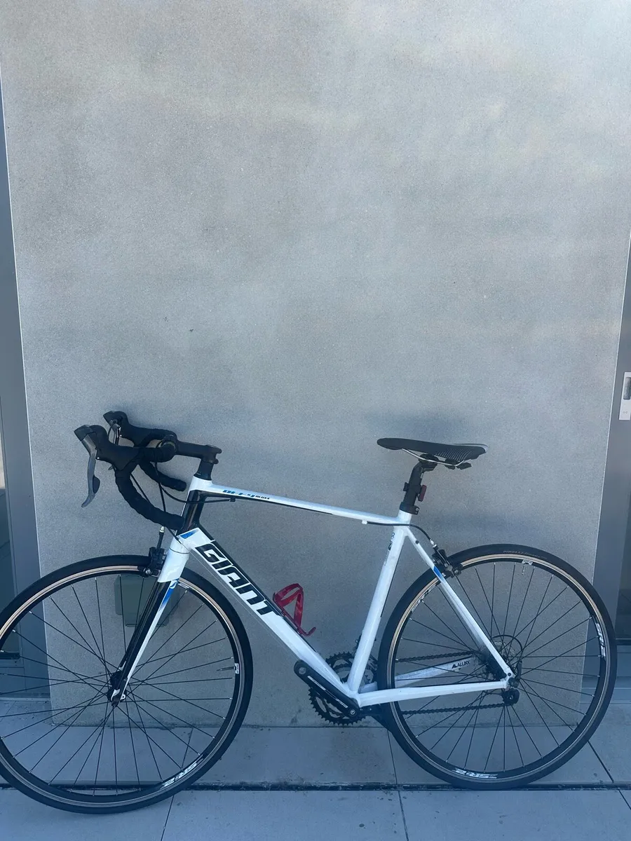 Giant Defy 4 Allux Adult Road Bike - Image 4