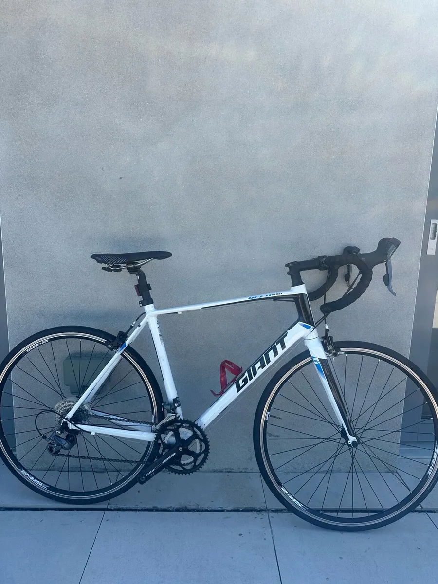 Giant Defy 4 Allux Adult Road Bike - Image 1