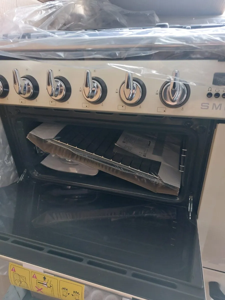 Smeg oven & extractor fan - Image 2