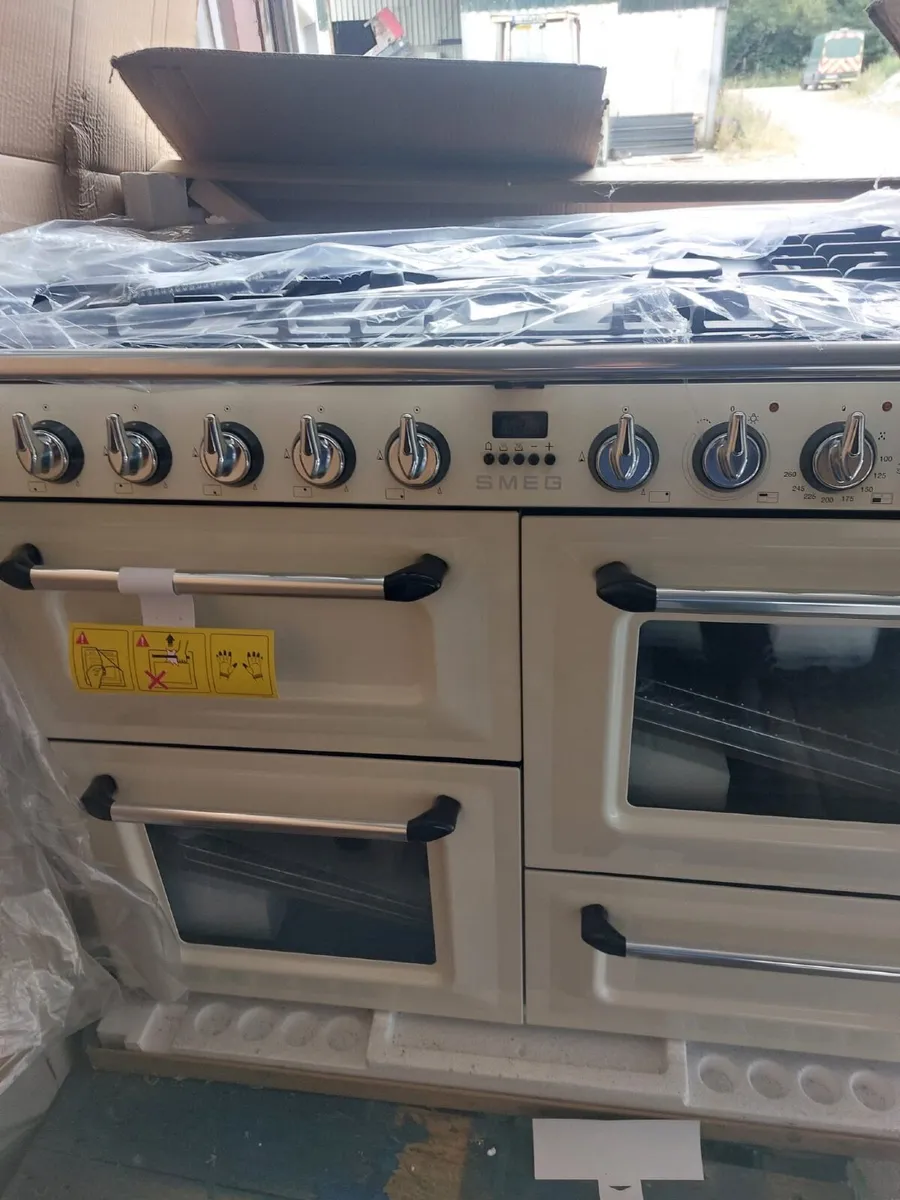 Smeg oven & extractor fan - Image 1