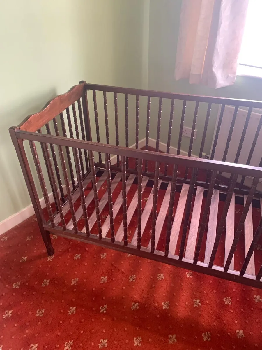 Beautiful antique crib - Image 3