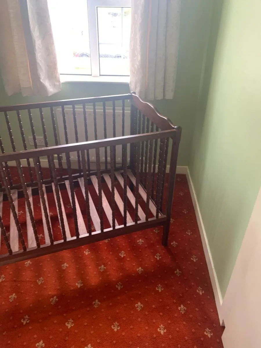Beautiful antique crib - Image 2