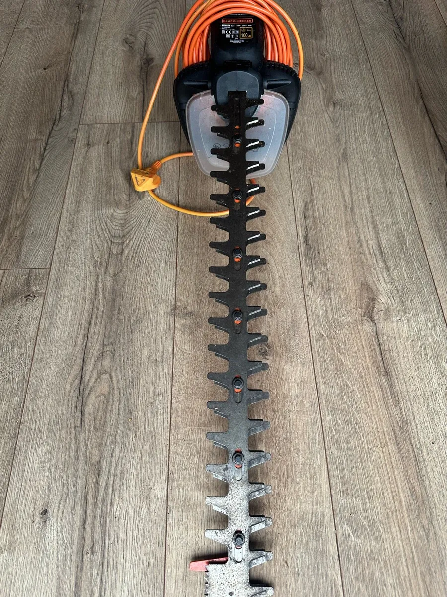 Black and Decker hedge trimmer - Image 3