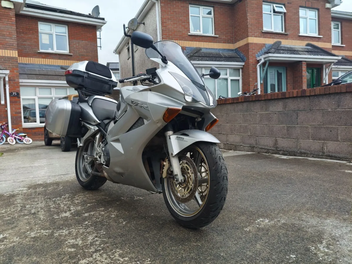 Honda VFR 800 - Image 1