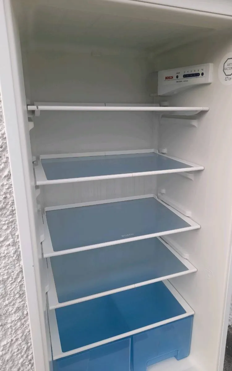 Bosch integrated fridge freezer for sale - Image 4