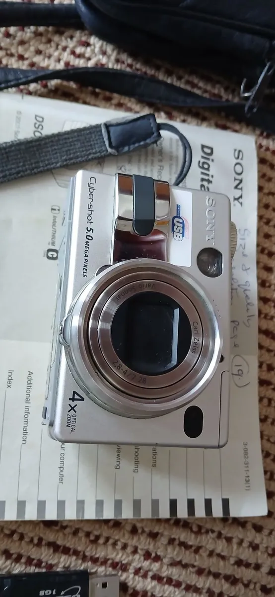 Sony DSC-V1 And Instruction Manual - Image 2