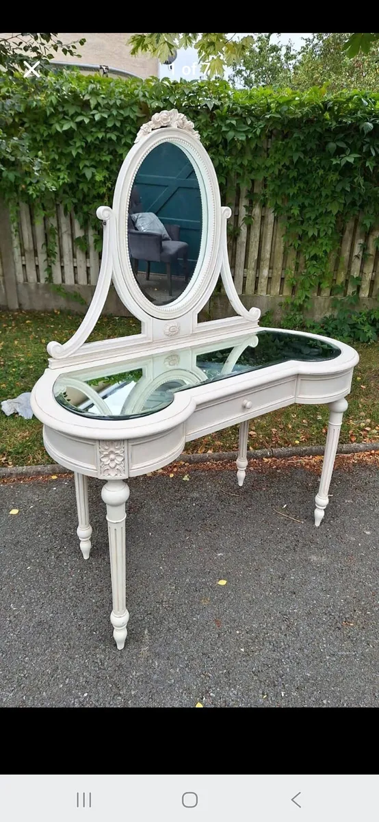 French style dressing table