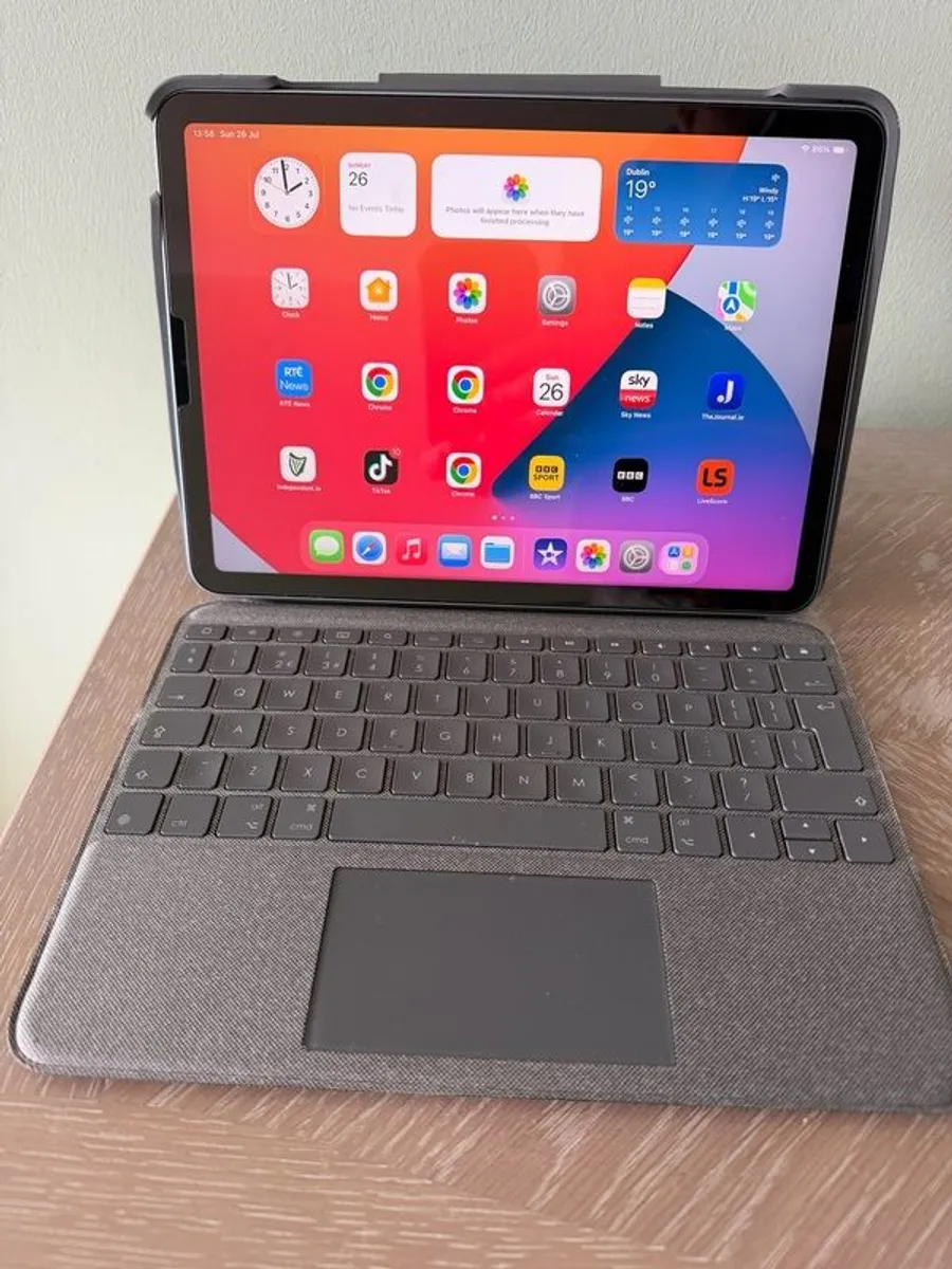 Apple I Pad Air 4 Th Generation +keyboard - Image 1