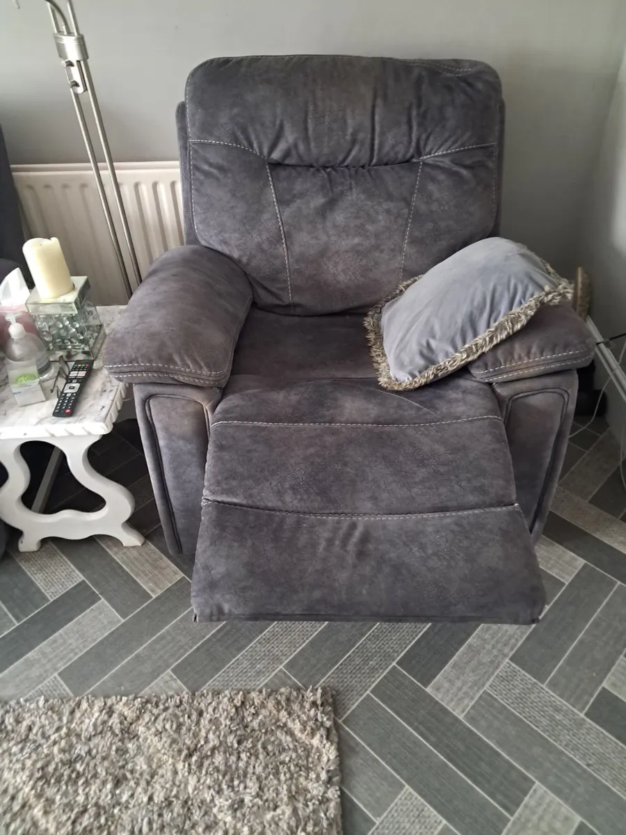 Sofa & 2 Armchairs - Image 3