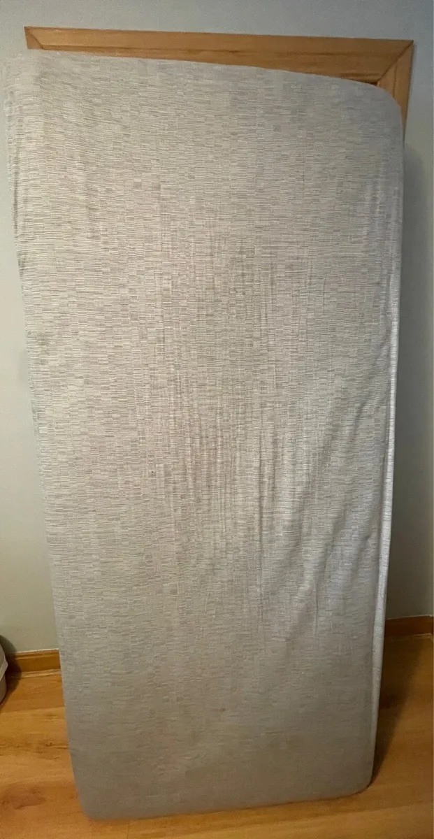 Single bed mattress with fitted sheet - Image 1