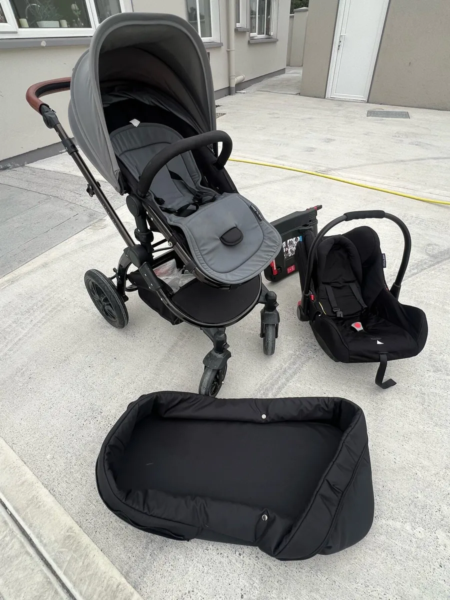 Travel System With Isofix Base - Image 3
