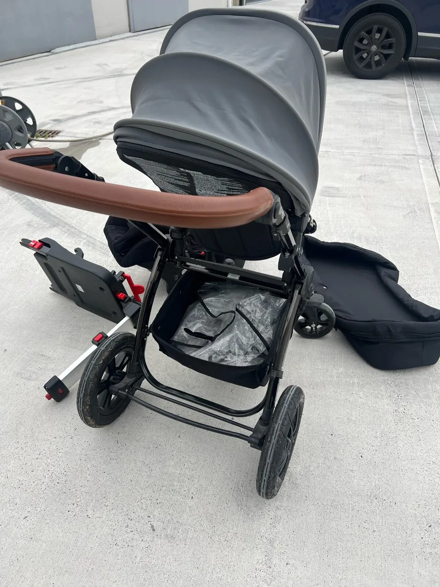 Travel System With Isofix Base - Image 2