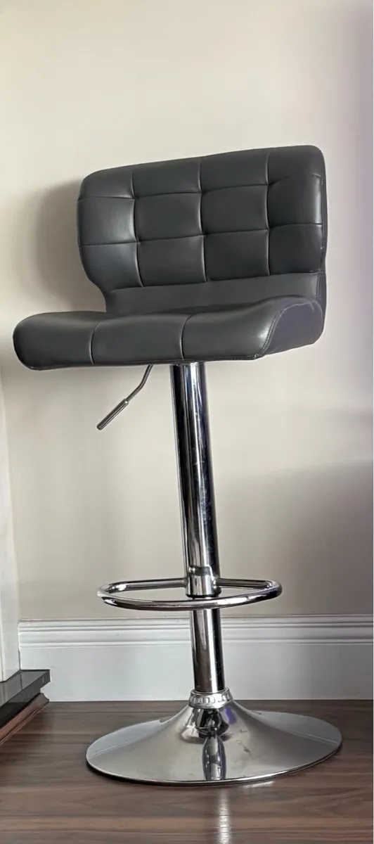 4 bar stools