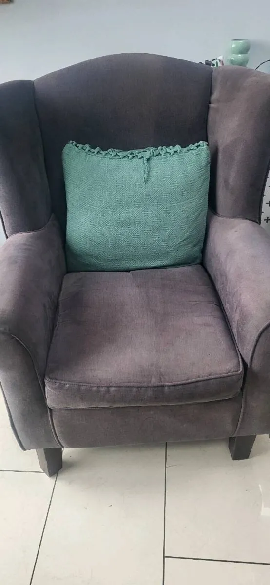 2 leather 2 seaters 2 chairs - Image 3