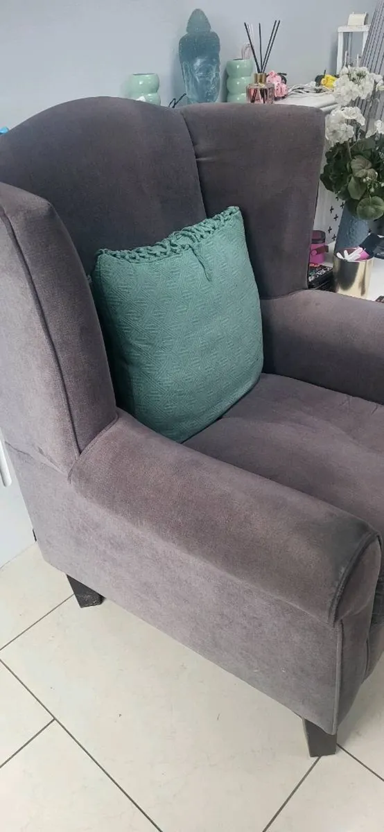 2 leather 2 seaters 2 chairs - Image 4
