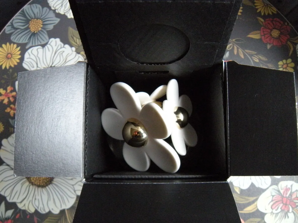 1/2 bottle Marc Jacobs Daisy Perfume 100ml rrp€70 - Image 1