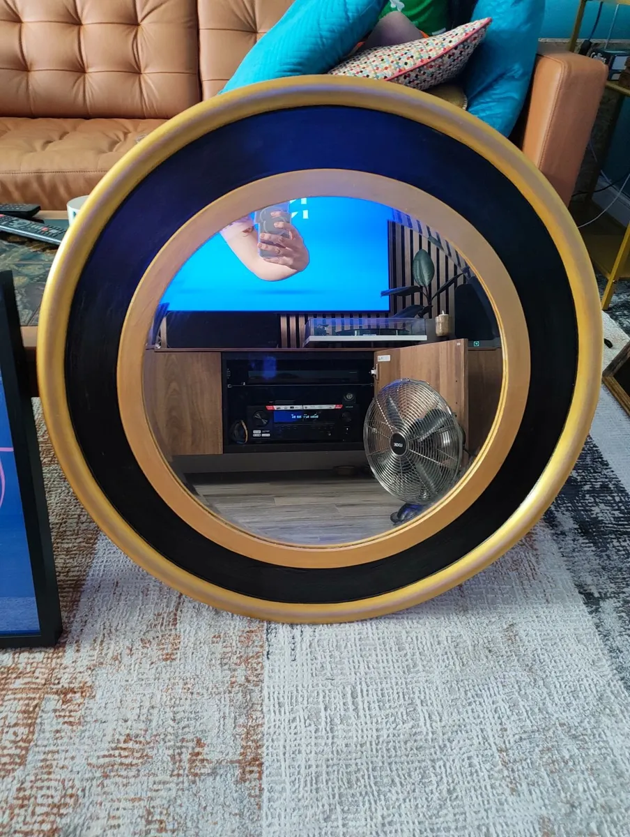Round black and gold mirror - Image 1