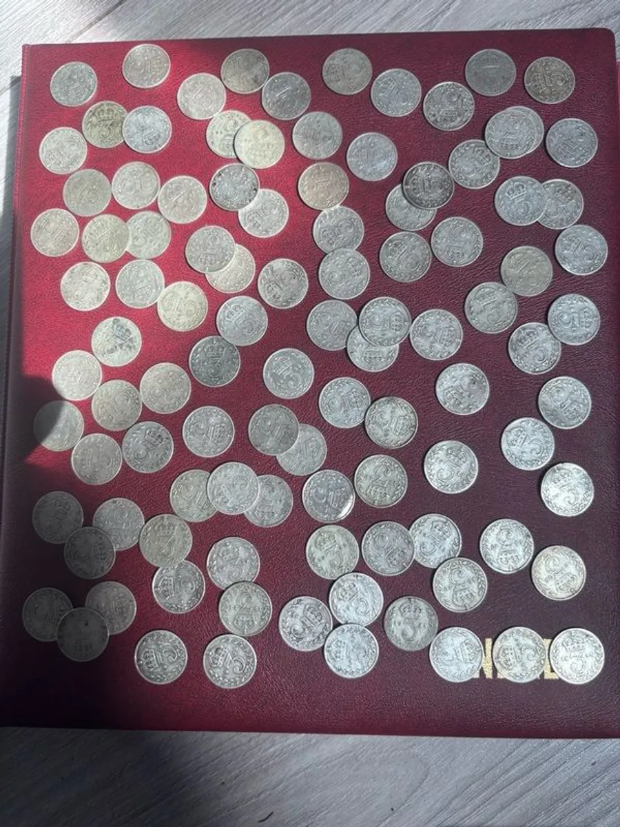 102 George V Silver Three Pence coins - Image 1