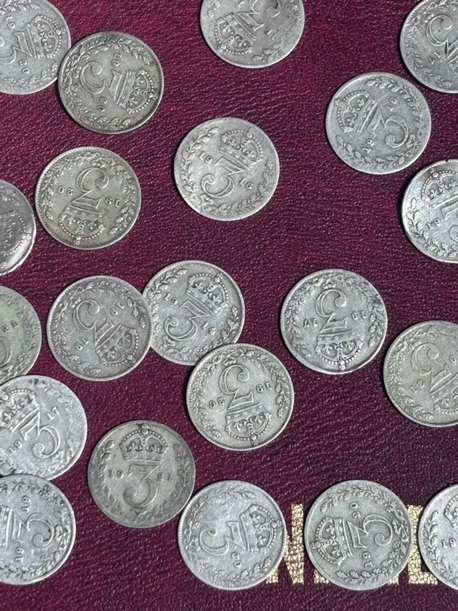 102 George V Silver Three Pence coins - Image 2