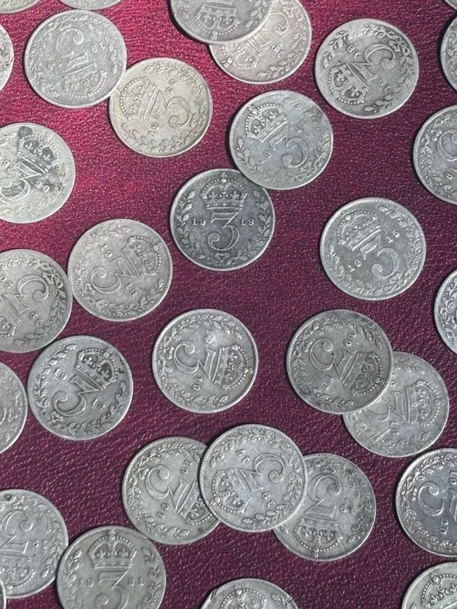 102 George V Silver Three Pence coins - Image 3