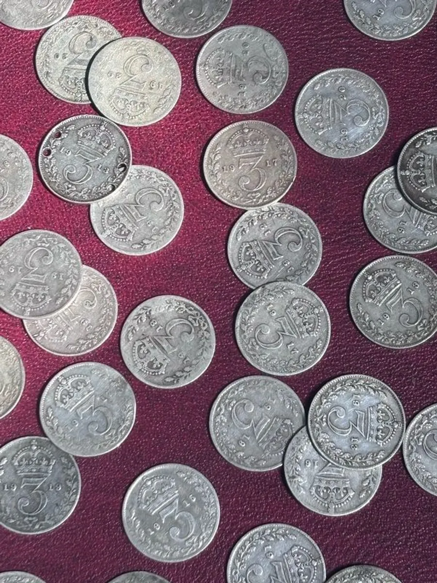 102 George V Silver Three Pence coins - Image 4