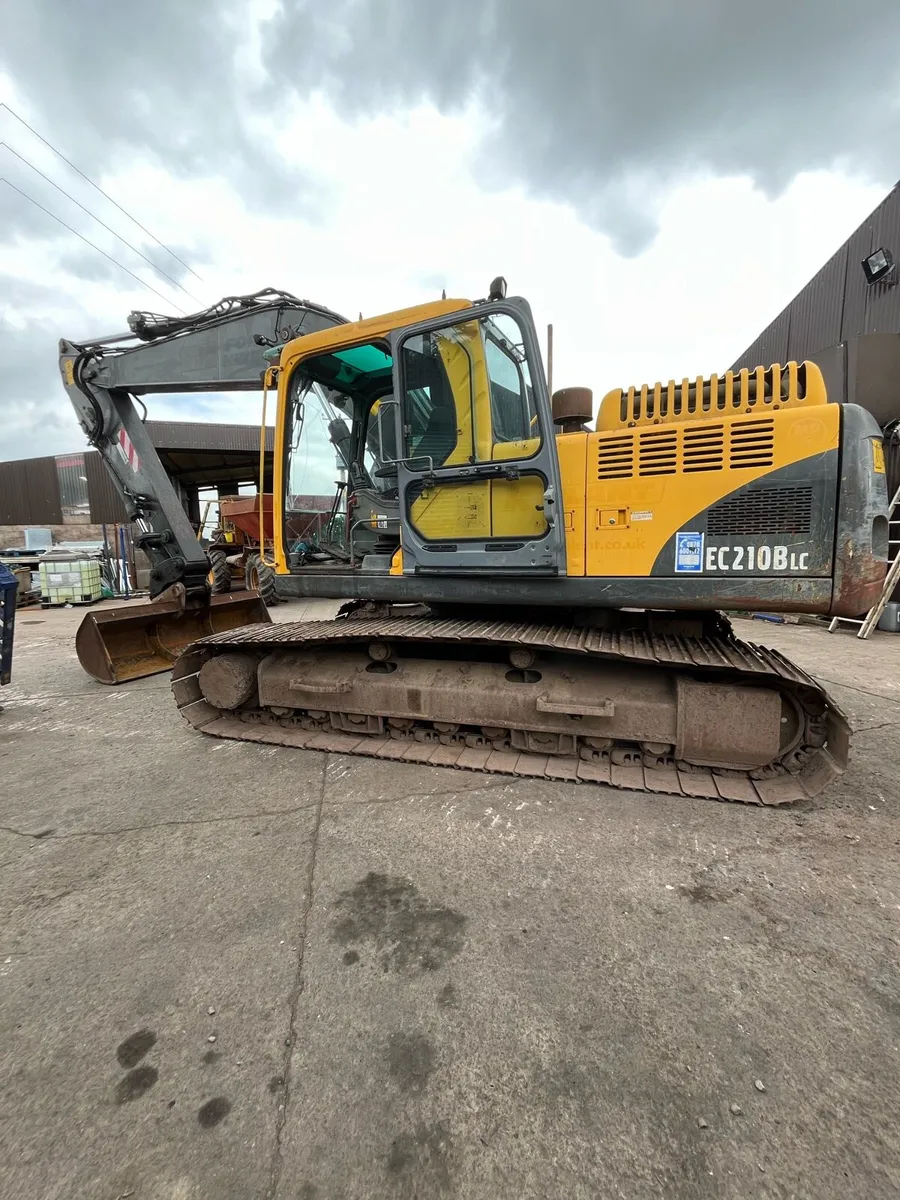 2005 Volvo digger with magnetic plate - Image 1