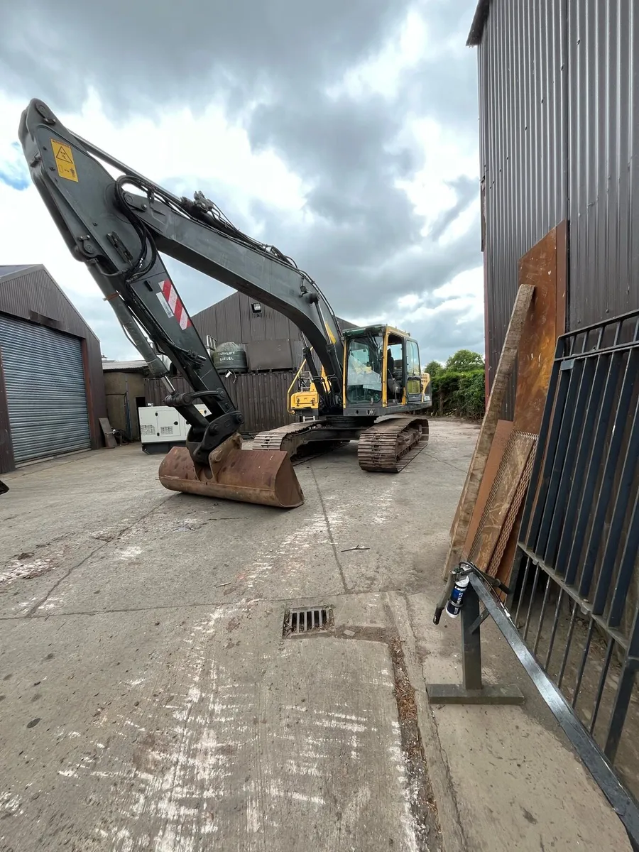 2005 Volvo digger with magnetic plate - Image 2