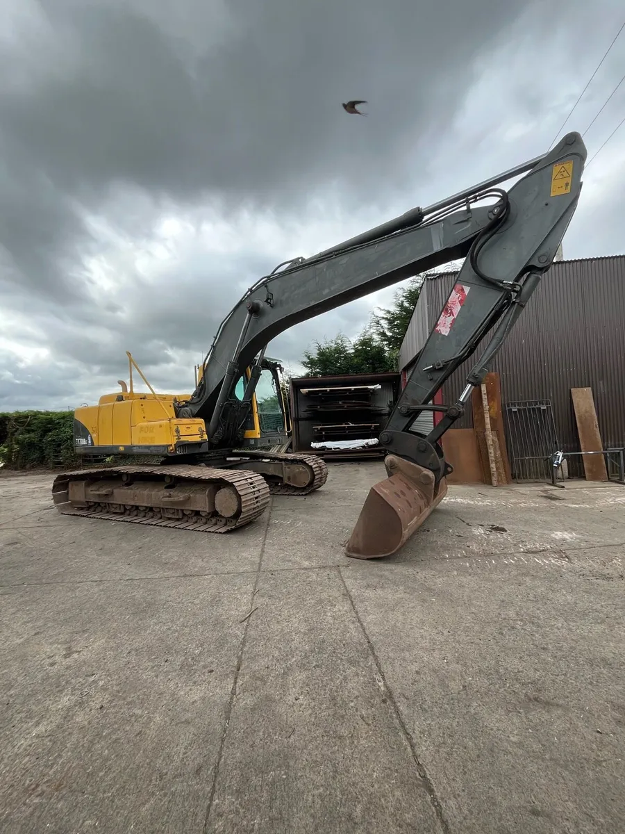 2005 Volvo digger with magnetic plate - Image 3