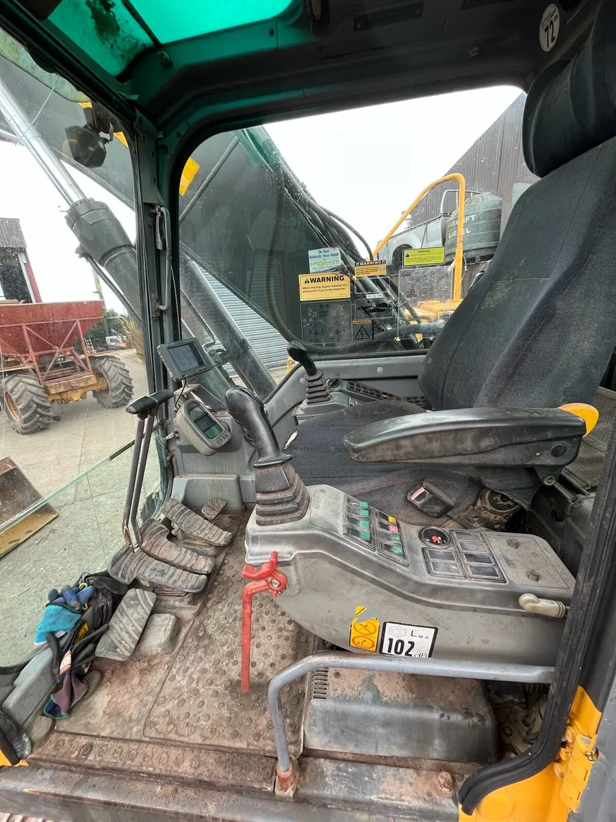 2005 Volvo digger with magnetic plate - Image 4