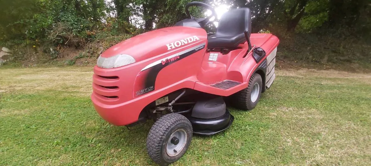 Honda ride on lawnmower - Image 1