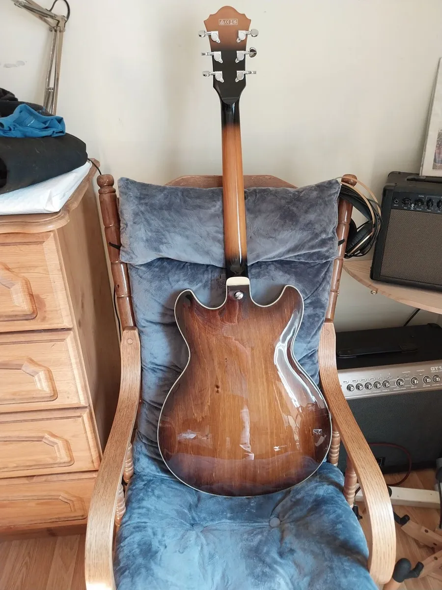 Electric guitar - Image 1