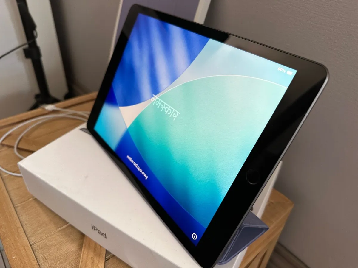 iPad 9th gen w. box, cover and Apple Pencil - Image 1
