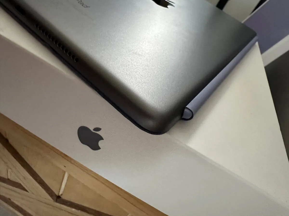 iPad 9th gen w. box, cover and Apple Pencil - Image 4