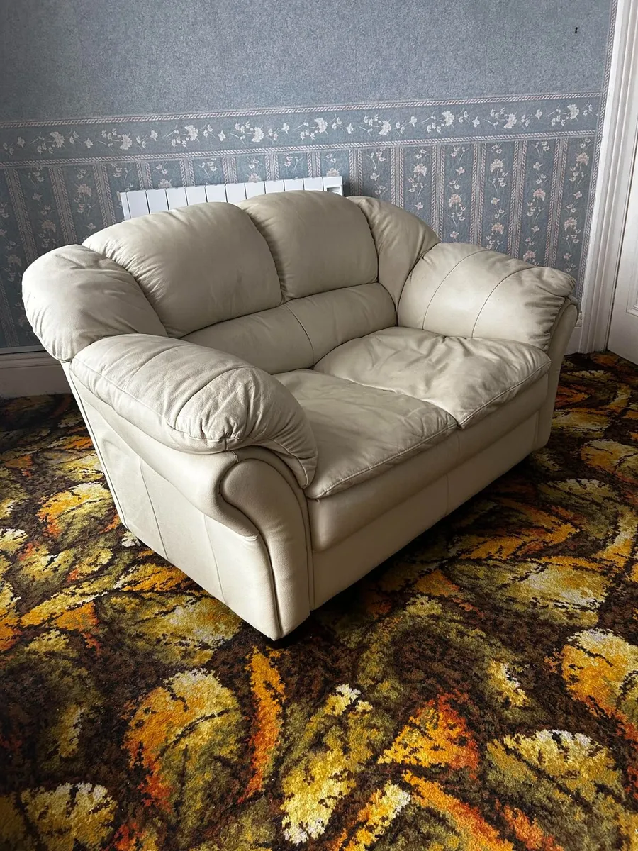 2 seater couch for Sale. - Image 4