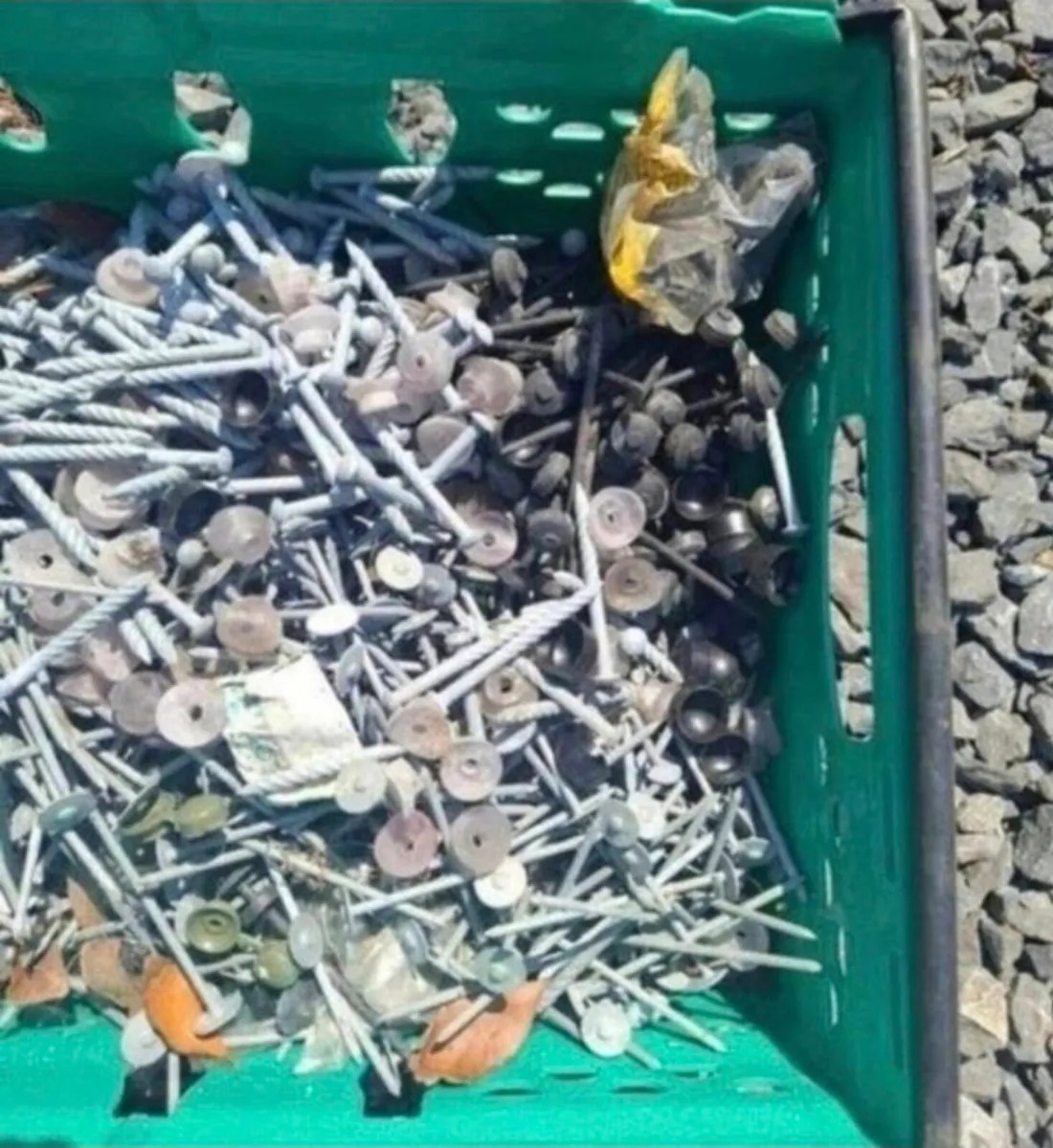 Mix of Galvanised Shed Nails - Image 4