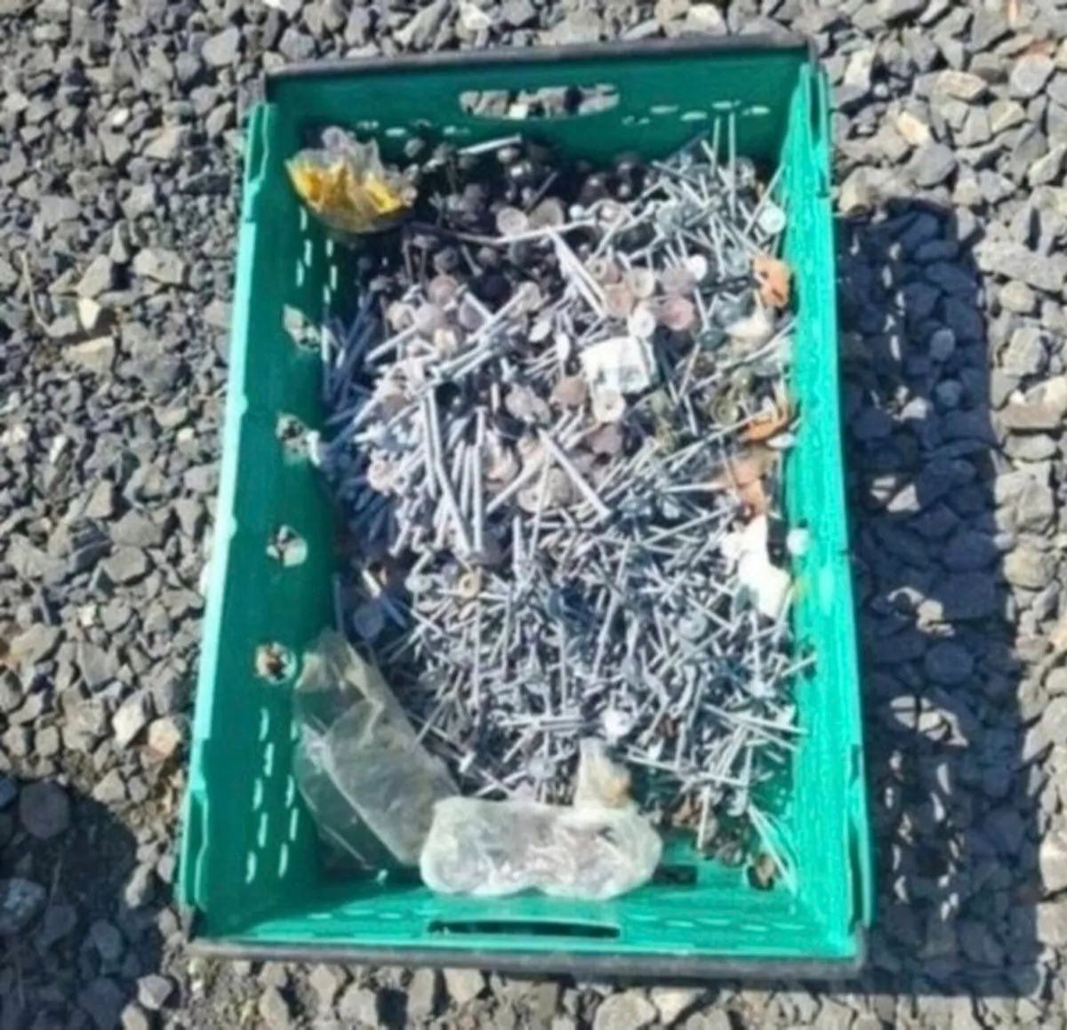 Mix of Galvanised Shed Nails - Image 1