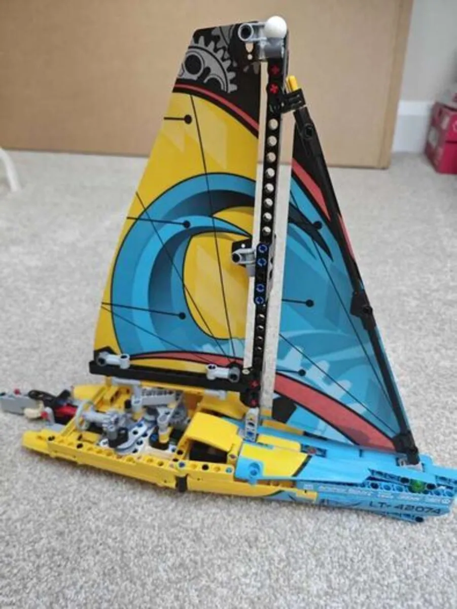 lego 42704 - Racing Yacht - Image 1