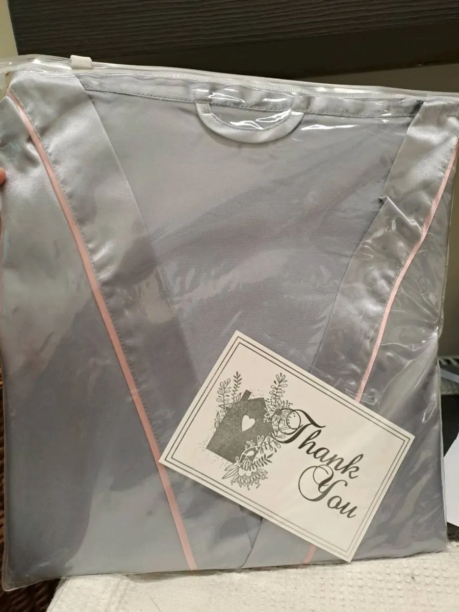 Winthome silk Dressing gown Size XL or 20 - Image 1